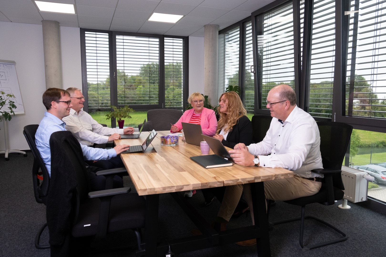 Das Management-Team im Besprechungsraum