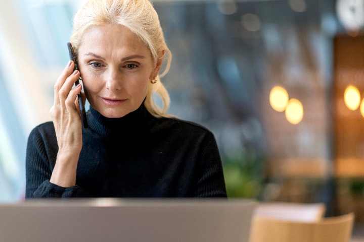 Business-Frau am Telefon