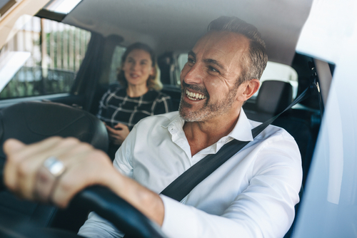 Taxifahrer beim Fahrdienst